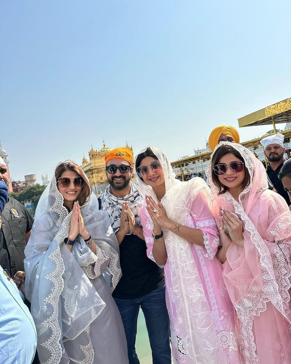 Shamita Shetty shares a blissful pictures with her family from her visit to the Golden temple

@shamitashetty #Shamitashetty #Shamitastribe #ShilpaShetty #RajKundra #AkankshaMalhotra