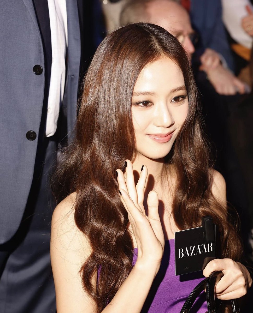official_jensoo's tweet photo. 👋🏻✌🏻😂

JISOO THE FACE OF DIOR 
#JISOOxDiorAW23 https://t.co/q7Cefhh6Qs