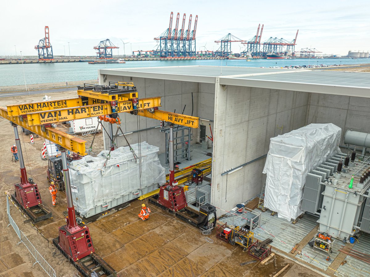 Op de Tweede Maasvlakte is een nieuwe transformator van ons aangekomen. Het gevaarte van 90 ton is naar het verdeelstation aan het Yangtzekanaal gereden. De trafo gaat helpen om de enorme vraag naar elektriciteit van bedrijven in de haven te  faciliteren. #genoegtedoen #stedin