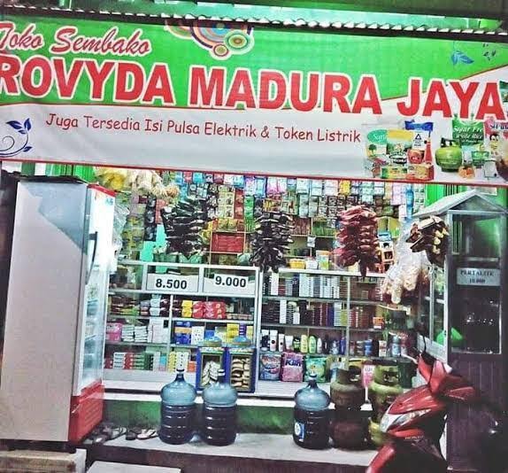 MinmonPS7's tweet photo. TOKO MADURA di JAKARTA

Beli rokok dimana-mana ga ada ngalahin murah-nya Toko Madura yg buka 24 jam, itu. Gwe pikir akan beda satu dengan lainnya, beli di Pejompongan, JKT,&amp; beli di Bekasi ternyata sama harganya. Mereka padahal tidak satu manajemen. https://t.co/vt9TZYiZ1k