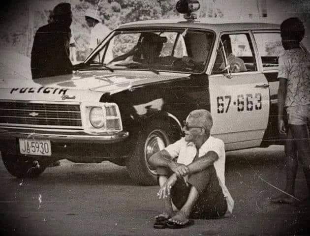 subversivo1980's tweet photo. Marcas da ditadura. 
O ano era 1976, a polícia fechou a quadra da Estação Primeira de  Mangueira, pela enésima vez, em nome da moral e dos bons costumes. 
Alguém reconheceu aquele senhor negro, de chinelo, sentado no chão? https://t.co/YYvj0kPyYs