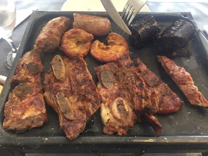 Mientras los veganos usen expresiones como "Hamburguesa de soja/lenteja/etc" yo a esto le diré "Ensalada de res".