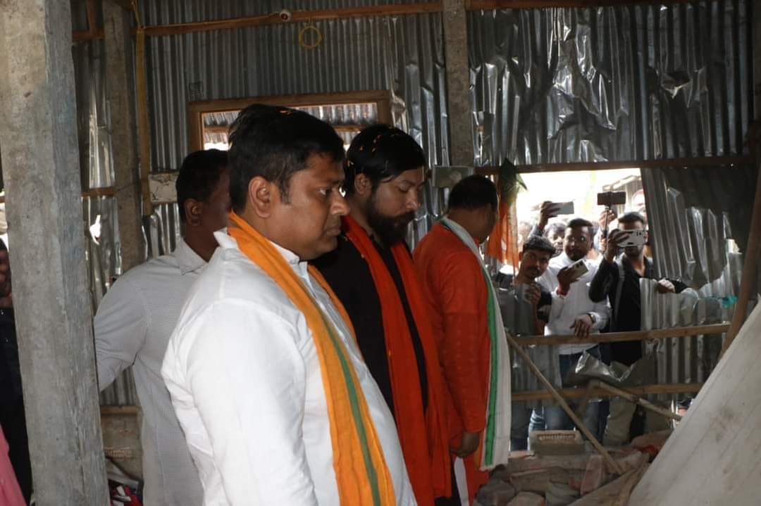 TamlukBJP30's tweet photo. কেন্দ���রীয় স্বরাষ্ট্র প্রতিমন্ত্রী নিশীথ প্রামাণিকের কনভয় হামলা এবং বিজেপি কর্মীদের বাড়িঘর ভাঙচুর করে তৃণমূলের দুষ্কৃতীরা, আজ দিনহাটায়  আক্রান্তদের বাড়ি পরিদর্শন করলেন রাজ্য সভাপতি ��ঃ সুকান্ত মজুমদার ও কেন্দ্রীয় মন্ত্রী নিশীথ প্রামাণিক। https://t.co/PNvf2FgRds