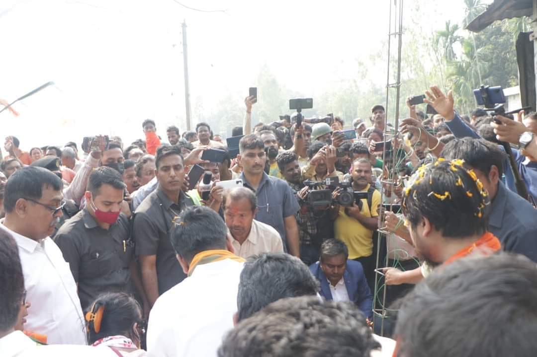TamlukBJP30's tweet photo. কেন্দ���রীয় স্বরাষ্ট্র প্রতিমন্ত্রী নিশীথ প্রামাণিকের কনভয় হামলা এবং বিজেপি কর্মীদের বাড়িঘর ভাঙচুর করে তৃণমূলের দুষ্কৃতীরা, আজ দিনহাটায়  আক্রান্তদের বাড়ি পরিদর্শন করলেন রাজ্য সভাপতি ��ঃ সুকান্ত মজুমদার ও কেন্দ্রীয় মন্ত্রী নিশীথ প্রামাণিক। https://t.co/PNvf2FgRds