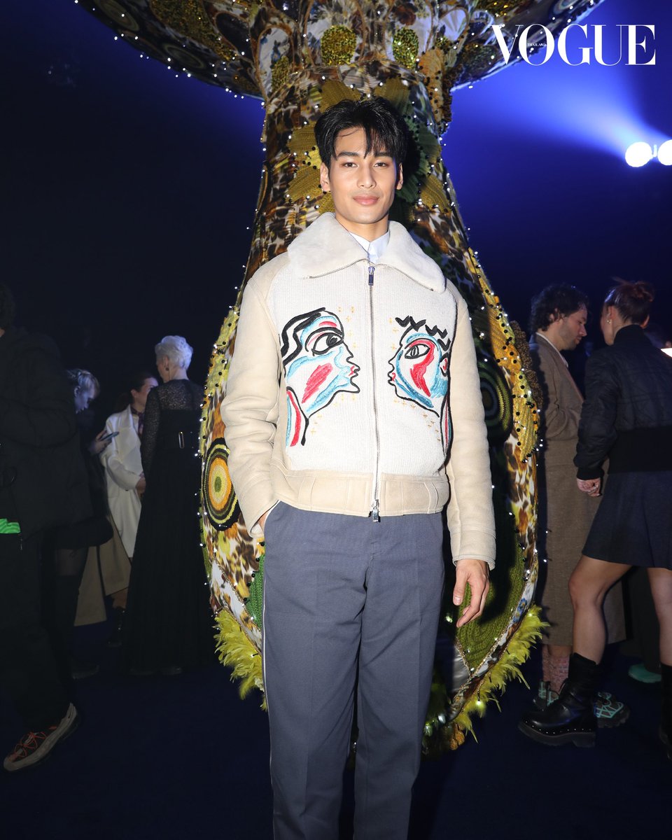 VogueThailand's tweet photo. โมเมนต์ของ ‘อาโป-ณัฐวิญญ์ วัฒนกิติพัฒน์’ @Nnattawin1 ในการร่วมชมโชว์ @dior คอลเล็กชั่นฤดูใบไม้ร่วง/ฤดูหนาว 2023 นอกจากอาโปจะเก็บภาพความประทับใจในโชว์แล้ว เขายังออกมาทักทายแฟนคลับที่มารอต้อนรับอย่างล้นหลาม #Dior #DiorAW23 #DiorxApo #ApoxDiorAW2023 #APOFLYTOPARIS 

#VogueReports https://t.co/wjVZV6B0Cs