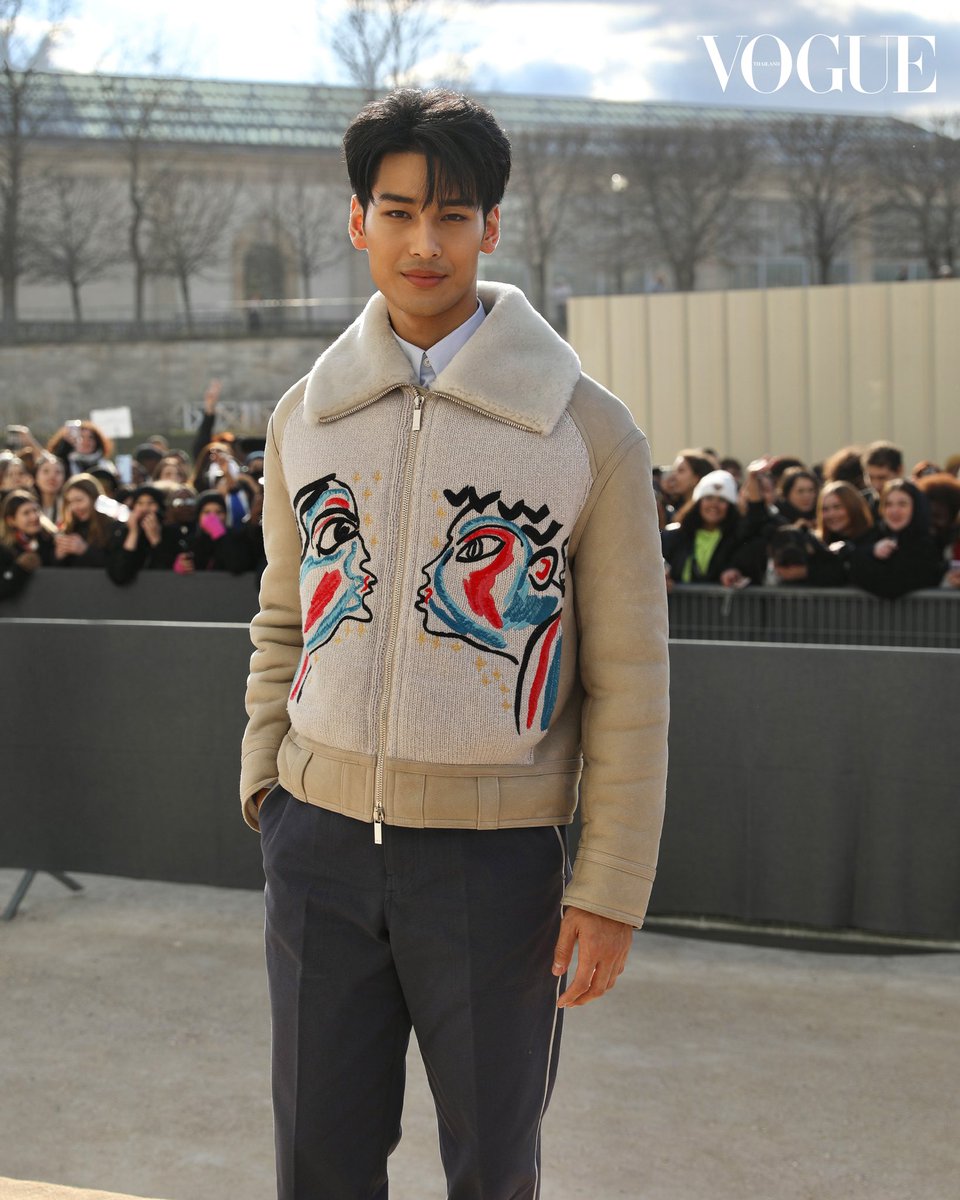 VogueThailand's tweet photo. โมเมนต์ของ ‘อาโป-ณัฐวิญญ์ วัฒนกิติพัฒน์’ @Nnattawin1 ในการร่วมชมโชว์ @dior คอลเล็กชั่นฤดูใบไม้ร่วง/ฤดูหนาว 2023 นอกจากอาโปจะเก็บภาพความประทับใจในโชว์แล้ว เขายังออกมาทักทายแฟนคลับที่มารอต้อนรับอย่างล้นหลาม #Dior #DiorAW23 #DiorxApo #ApoxDiorAW2023 #APOFLYTOPARIS 

#VogueReports https://t.co/wjVZV6B0Cs