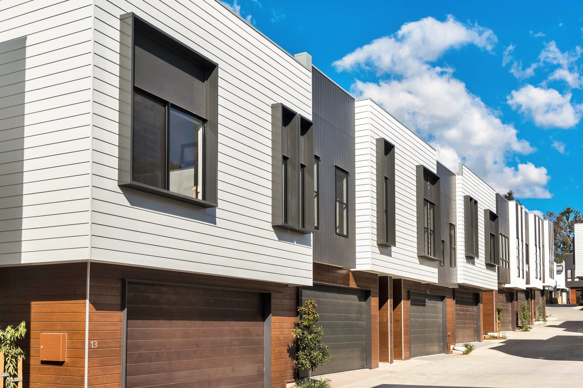 Weathertex’s popular Selflok Ecogroove Natural and Selflok Ecogroove Woodsman are available exclusively from James Latham.  A sustainable, but simultaneously natural, option to traditional lapped timber planks. Visit our website to find out more bit.ly/3J1OcKy