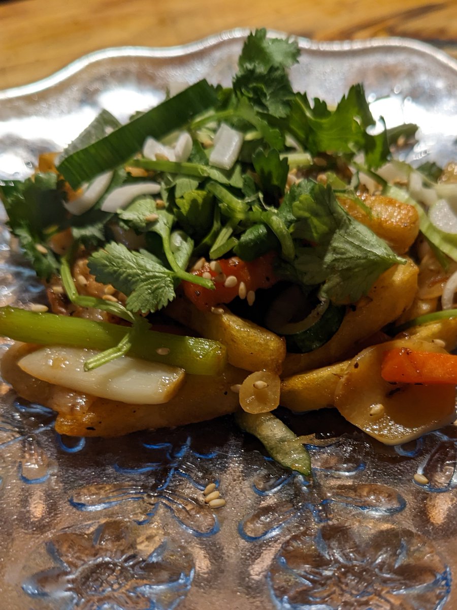 明日、水曜日は営業です！
試作メニュー「フライドポテトと豚肉の炒め」
コックさんより「可愛い名前を考えて！」と要望がありました。
ハードル高いです。

メニューに記載はありませんが
提供可能ですので、召し上がりたい方はお伝えください。
ライス＋目玉焼きでプレートにもできます。