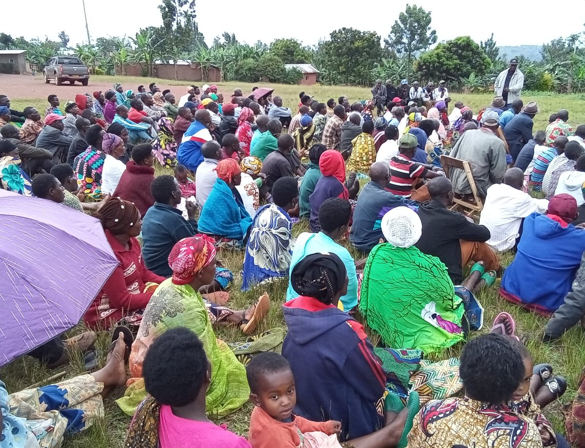 muzingira's tweet photo. Uyu munsi ku wa 28/2/2023, ES w'umurenge wa Mutenderi Bwana NGENDA Mathias yitabiriye inteko z'abaturage  ku rwego rw'umurenge zabereye mu Kagari ka MUZINGIRA, mu butumwa bwe yibukije abaturage ko Umuryango utekanye kdi wizigama muri Ejoheza ari ishingiro nyaryo ry'iterambere https://t.co/D9zQvD4Rme