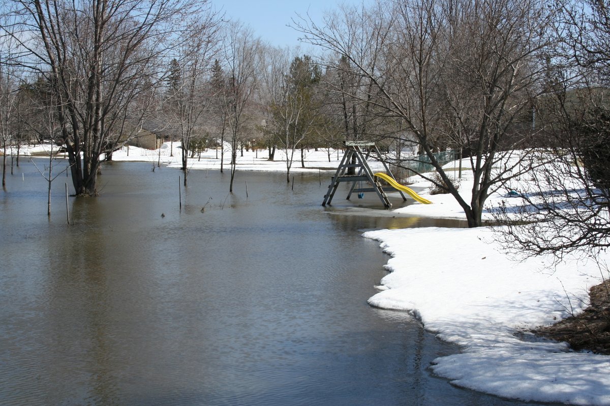 RideauValleyCA's tweet photo. Are you prepared for localized floods? Before the spring melt arrives, review the #flood warning scale, create an evacuation plan & emergency kit & consider a battery-powered sump pump.
Get started here: https://t.co/w85BrSRteW
#ONflood #ottflood #springfreshet https://t.co/Ra5Ey4XC1X
