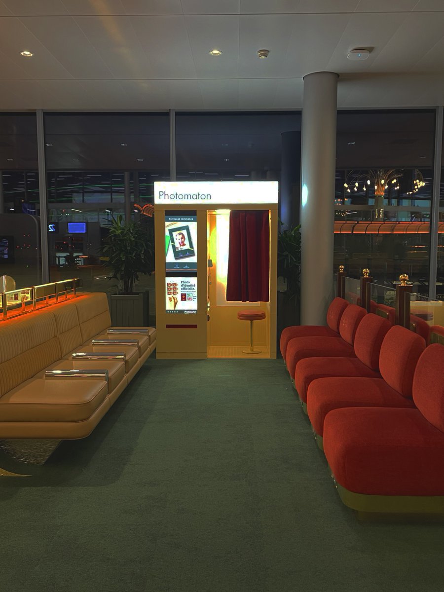 Retrouvez notre cabine aux couleurs du Terminal T1 de l'aéroport Roissy-Charles de Gaulle. ✈️

La cabine a été relooké avec les nouvelles couleurs de la charte du terminal, un rideau de velours rouge et un siège dans le même tissu que ceux du terminal !

#megroup #aeroport #ADP