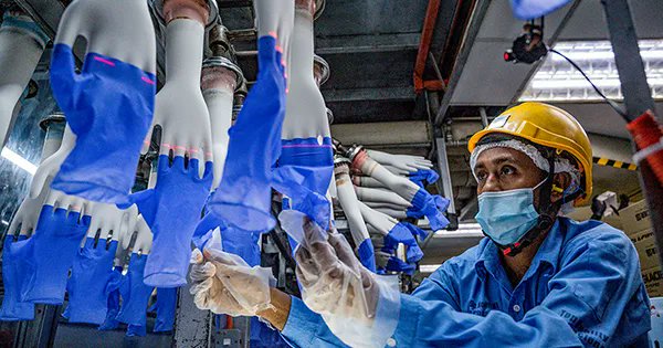 CorpWatch's tweet image. Bosch, Continental, L’Oreal and Walmart need to address debt bondage for Vietnamese migrant workers in Taiwan employed by contractors like Chin Poon Industrial, Hwa Hsia Glass and Shinkong Synthetic Fibers. 

#ProtectAllWorkers

buff.ly/3maqVNm