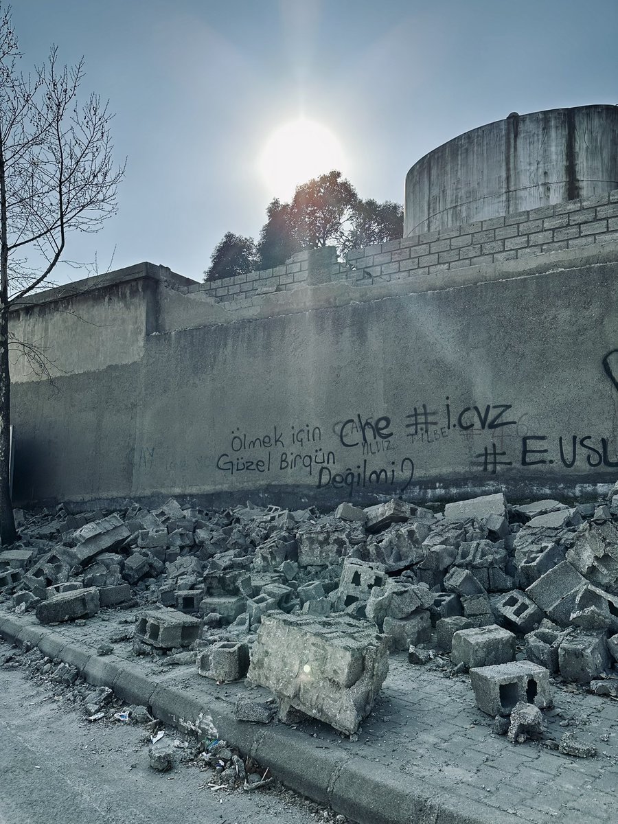 Bu fotoğraf karesini dün Kahramanmaraş merkezde çektim,,, içim parçalandı…#deprem #kahramamaras