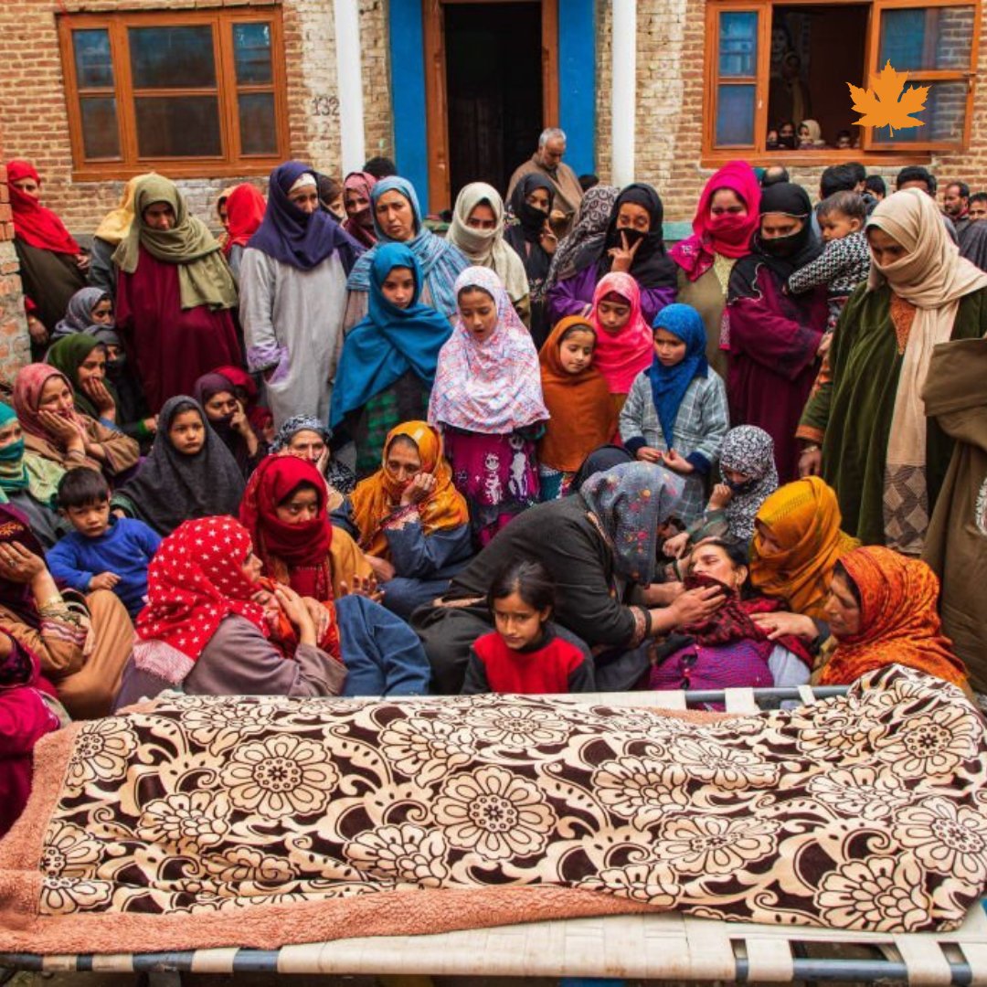 KYMchannel's tweet photo. 26th Feb 2023: Family members and neighbors mourn near the dead body of Sanjay Sharma, a Kashmiri Hindu bank security guard who was shot dead by militants in Pulwama. Police said the terrorists opened fire on Sanjay Sharma while he was going to a local market in Achan village https://t.co/rlprLbeyHa