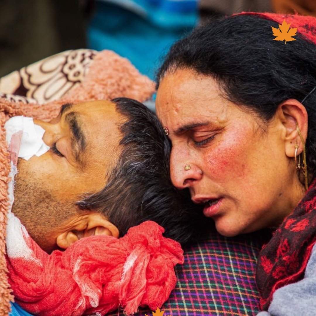 KYMchannel's tweet photo. 26th Feb 2023: Family members and neighbors mourn near the dead body of Sanjay Sharma, a Kashmiri Hindu bank security guard who was shot dead by militants in Pulwama. Police said the terrorists opened fire on Sanjay Sharma while he was going to a local market in Achan village https://t.co/rlprLbeyHa