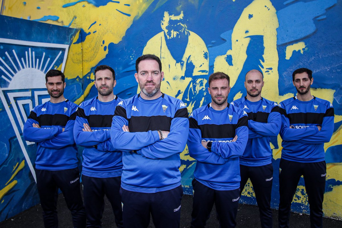 CoachRSoares's tweet photo. Estou muito feliz e honrado por ser treinador do Estoril Praia!

Mais do que palavras, o momento é sobretudo de total empenho, muito trabalho, união e entreajuda.

Aos nossos adeptos, desejo que consigamos ser todos um só, dentro e fora de campo.

#JuntosPeloMágico #EstorilPraia https://t.co/XxIrvzwOah