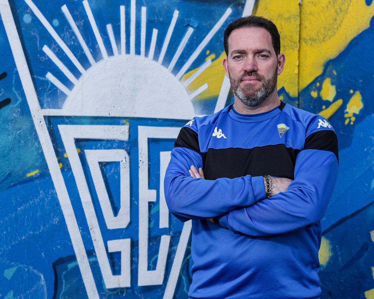 CoachRSoares's tweet photo. Estou muito feliz e honrado por ser treinador do Estoril Praia!

Mais do que palavras, o momento é sobretudo de total empenho, muito trabalho, união e entreajuda.

Aos nossos adeptos, desejo que consigamos ser todos um só, dentro e fora de campo.

#JuntosPeloMágico #EstorilPraia https://t.co/XxIrvzwOah