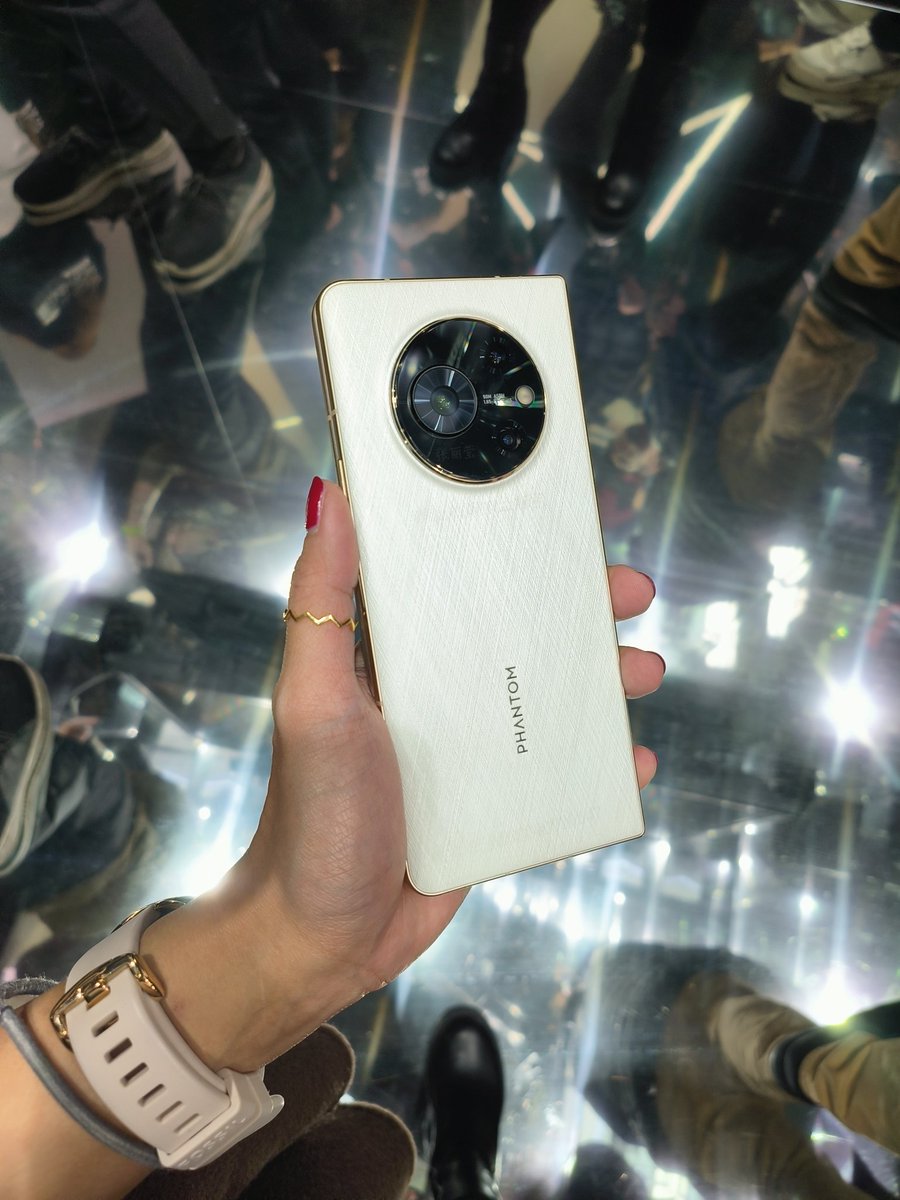 isadoes_'s tweet photo. The @tecnomobile Phantom V Fold in the flesh! AND THAT WHITE BACK THO 😍 #MWC2 https://t.co/qpkyNPdxIa