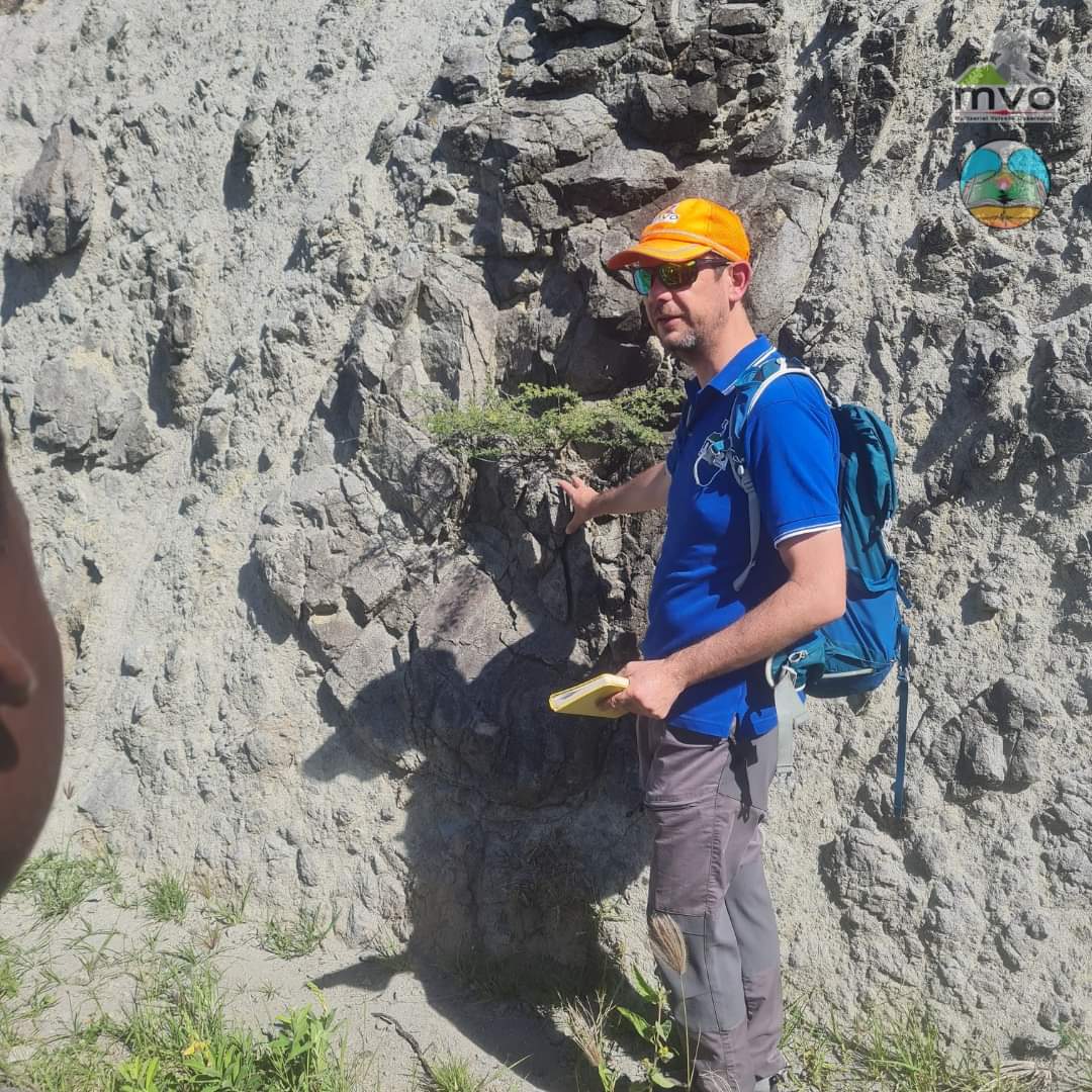 mvoms's tweet photo. Our #MVOAfterSchoolClub took a field trip led by Volcanologist Dr Adam Stinton to 4 locations that show different aspects of #volcanic rocks & landscapes. Each student was equipped with a field guide that contained relevant info, maps & activities #mvo #science #curatingcrises https://t.co/fSa17SsL4F
