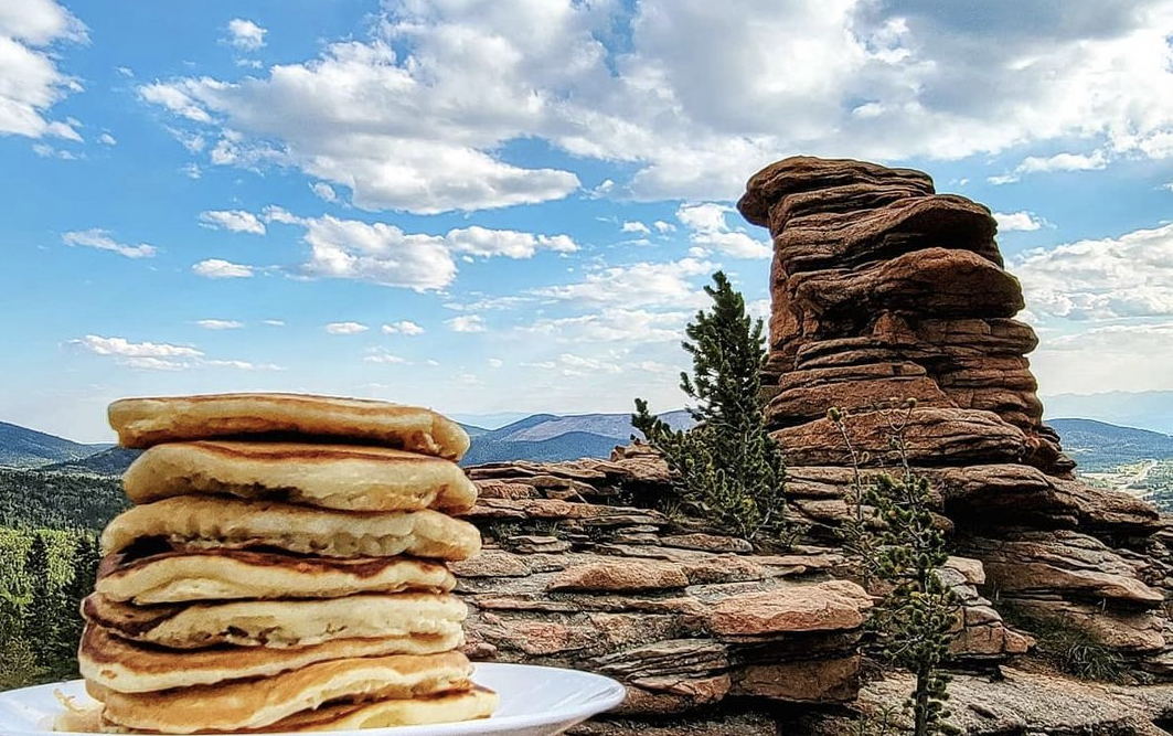VisitCOS's tweet image. Did someone say #NationalPancakeDay? Personally, we like our pancakes al fresco. 🥞😋
📸: Mountain Mudworks via Instagram
.
.
.
#VisitCOS #ColoradoSprings #NationalPancakeDay #OutdoorAdventure #TravelTips