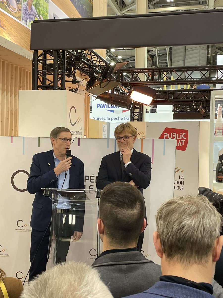 Lacoopagri_NA's tweet photo. Accueil de @MFesneau par @ChargeDom sur le stand @lacoopagricole à l occasion de l inauguration du stand #si2023lca https://t.co/0xWWFt1fUS