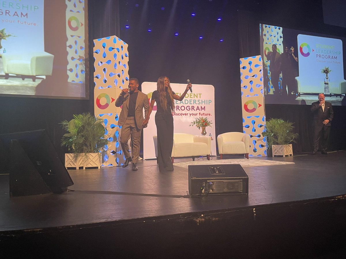 AnnLPGA's tweet photo. An awesome treat for our student leaders… time with @GulfstreamAero CEO Mark Burns and special guests NFL Quarterback Russel Wilson and singer Ciarra! Our students are so fortunate and excited!@SCCPSS @AASAHQ @gsbacomm @NSPRA @leaders_black https://t.co/d8jyFBLpkI