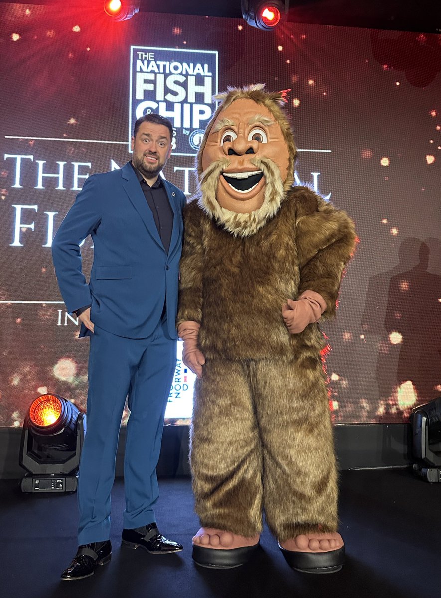 Met my new mate Jason at the Fish and Chip Awards today. What a great sport! Congratulations to all the winners and nominees!

Thanks to the team at the <a href="/NFFF_UK/">NFFF - National Federation of Fish Friers</a> for organising such an amazing day!

#nfff #sausages #jasonmanford #fishandchips #awards #bigfoot
