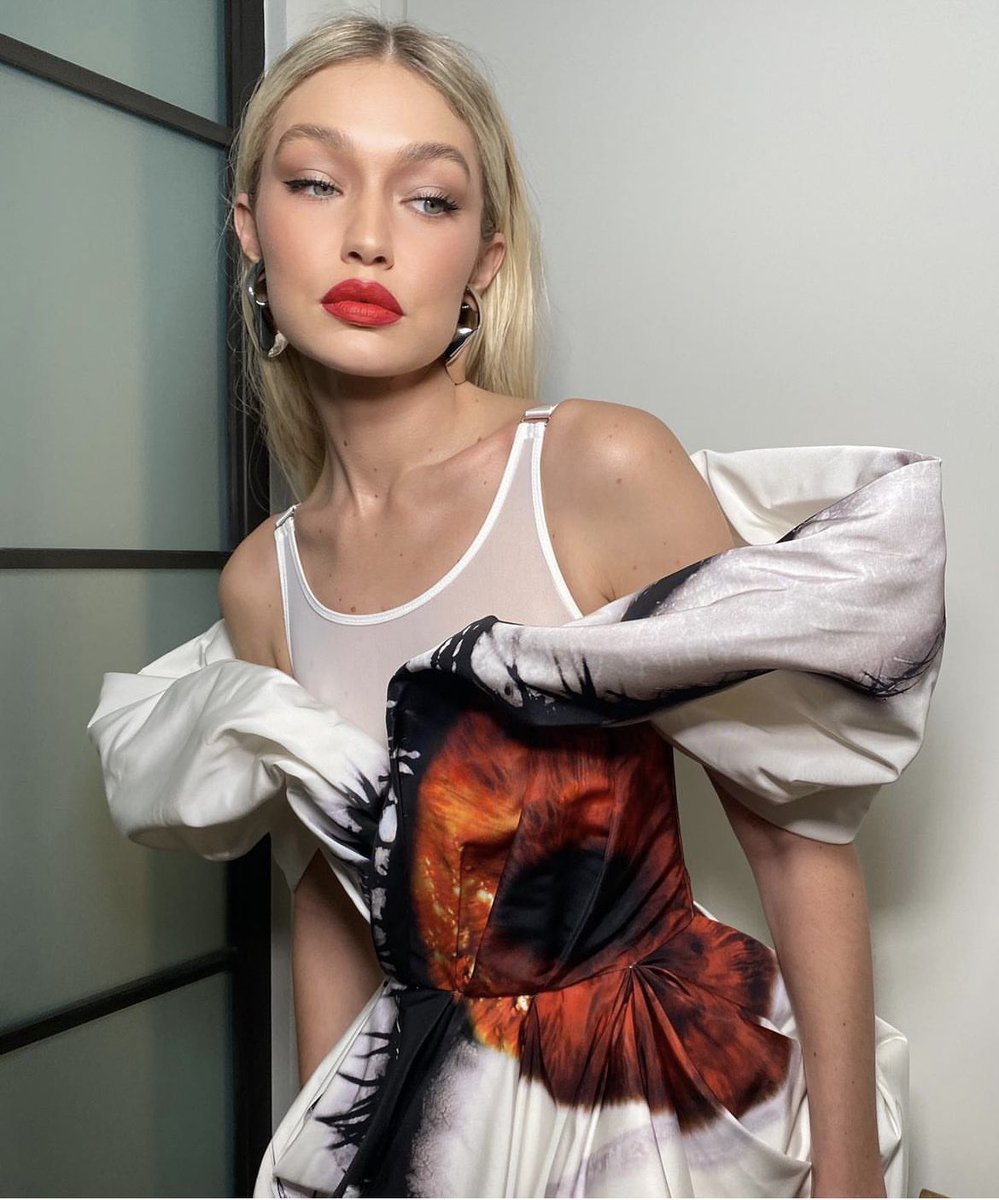 thehadidsource's tweet image. she’s the prettiest