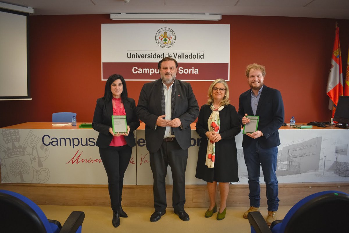 Onda Cero Soria (@ocsoriaradio) on Twitter photo En 'Onda Universitaria' Teresa Ortego <a href="/tortego1/">Teresa Ortego</a>, profesora <a href="/FacultadTeIUVa/">Facultad de Traducción e Interpretación UVa</a>, nos habla de su última obra 'Investigación en tecnologías de la traducción', recientemente presentada en <a href="/CampusdeSoria/">Campus de Soria</a> <a href="/BibCampusSoria/">UVA-Bib.Campus Soria</a> <a href="/UVa_es/">Gabinete de Comunicación Universidad de Valladolid</a> #Soria
⬇️
bit.ly/3kwV4WP En 'Onda Universitaria' Teresa Ortego <a href="/tortego1/">Teresa Ortego</a>, profesora <a href="/FacultadTeIUVa/">Facultad de Traducción e Interpretación UVa</a>, nos habla de su última obra 'Investigación en tecnologías de la traducción', recientemente presentada en <a href="/CampusdeSoria/">Campus de Soria</a> <a href="/BibCampusSoria/">UVA-Bib.Campus Soria</a> <a href="/UVa_es/">Gabinete de Comunicación Universidad de Valladolid</a> #Soria
⬇️
bit.ly/3kwV4WP