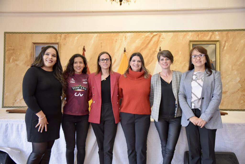 goberazuay's tweet photo. ¡Cicleada benéfica! 🚴‍♀️

Hoy la jefa política, @tefavintimilla, brindó una rueda de prensa junto a @DeporteEc, @Ecuador_calidad y FASEC para informar sobre el pregón de “Luchar sin competir” que se llevará a cabo el 11 de marzo.

✅ Todos las recaudaciones serán donadas a #FASEC. https://t.co/k1agZn1B0P