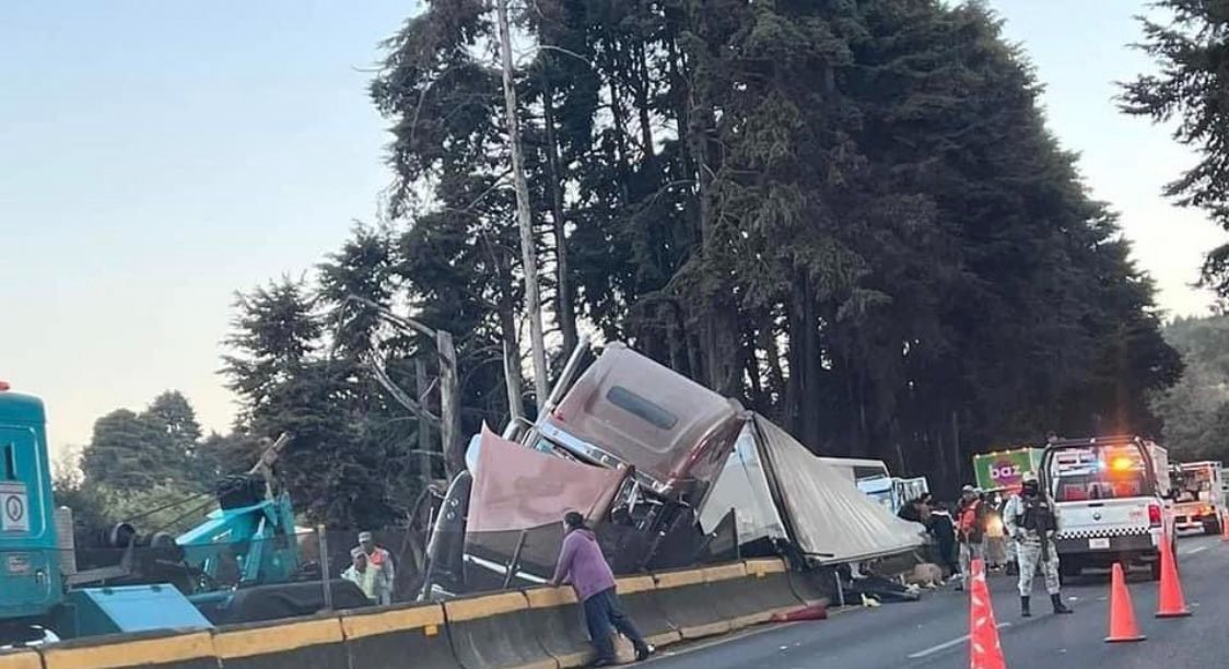 Hace un par de horas, se registró la volcadura de un tráiler que transportaba frutas y verduras en la autopista #México #Cuernavaca km. 52, con dirección a Cuernavaca, el tráfico es intenso, no se hizo esperar la rápida.  

<a href="/GaboOrtega73/">Gabriel Ortega</a> <a href="/jgcisneros08/">Cisneros08</a>
