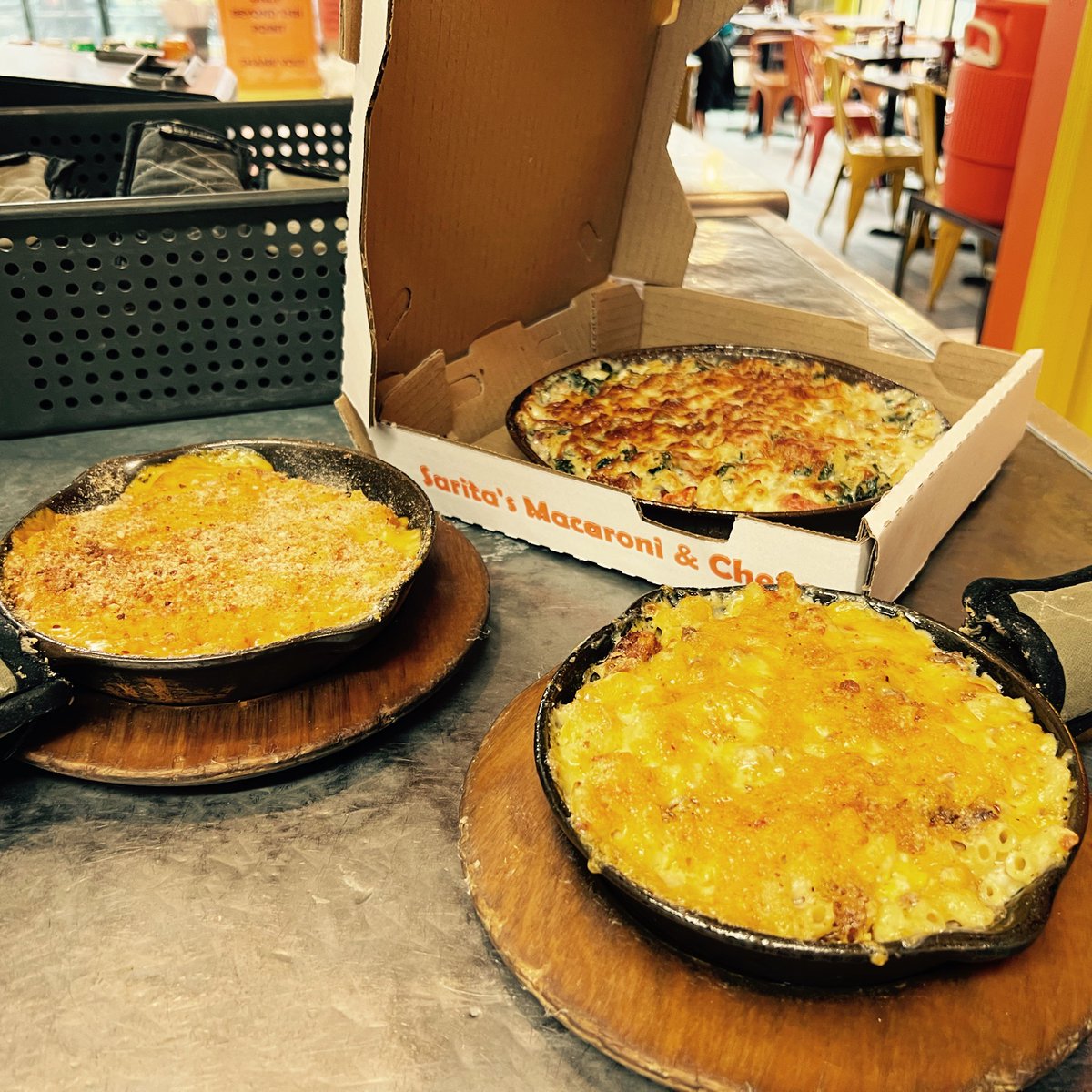 NYC we got snow!!!! Perfect day to warm up with either a skillet or a take out of S’MAC 🧡 ❄️ ☺️.

#macandcheese #cheesygoodness #wintereats #comfortfood