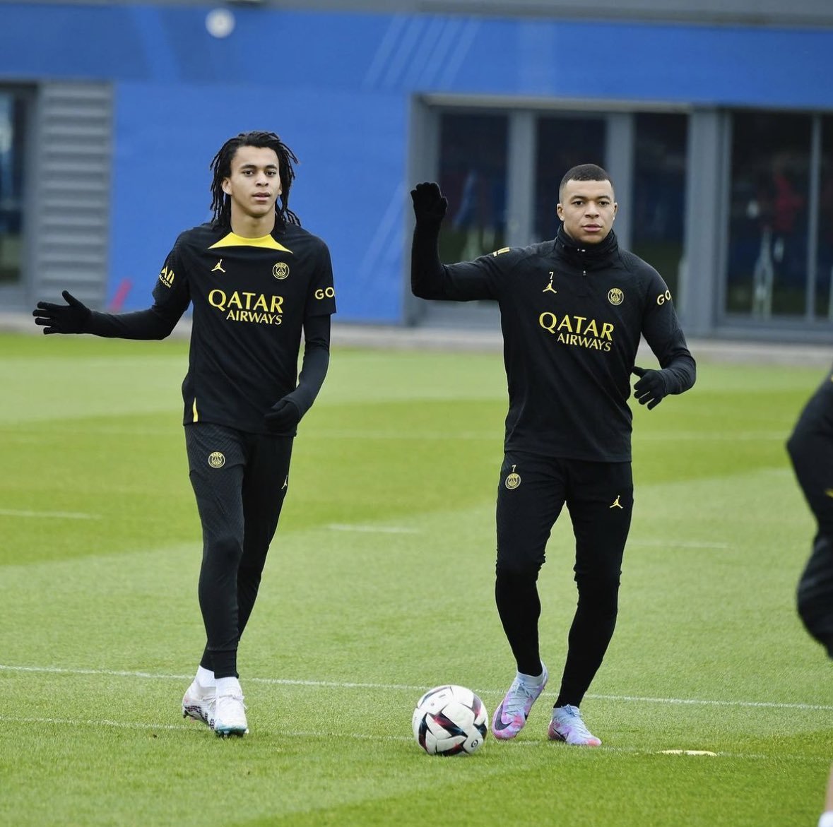 🇩🇿🇨🇲🇫🇷 Ethan Mbappé, the younger brother of Kylian Mbappé, is starting for PSG U19 against Borussia Dortmund in the UEFA Youth League 

Mbappé is eligible for Algeria through his mother