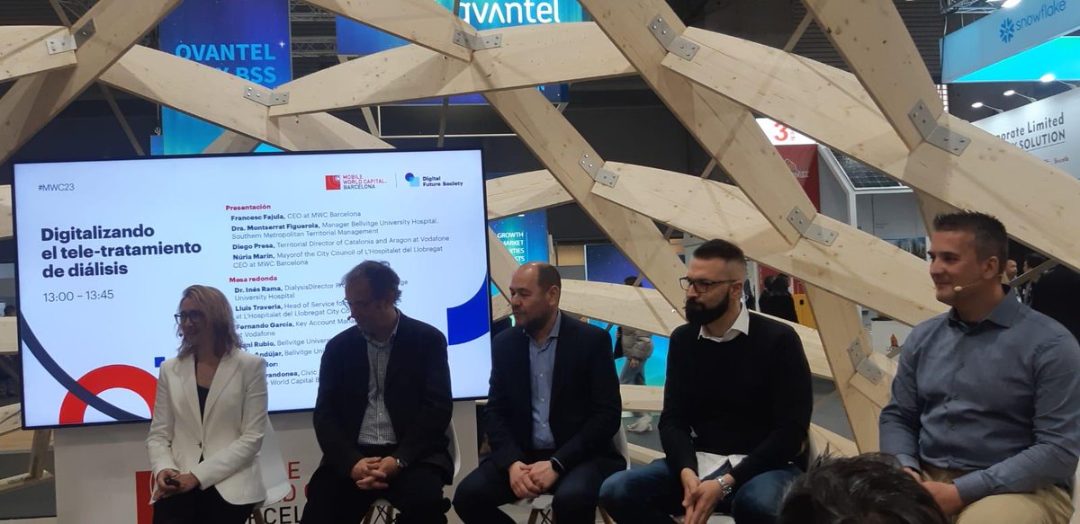 Our Nephrology team <a href="/nesirama/">Ines Rama</a> <a href="/Ro_sanc/">Rosa M. Sánchez</a> i Alex Andujar take us into the future at the #MWC23. 
Digital tools &amp; telemedicine in dialysis 🥽🥽. Always improving patient care.

<a href="/hbellvitge/">Hospital Universitari Bellvitge | HUB</a> #bellvitgenephrocrew #orgullbellvitge