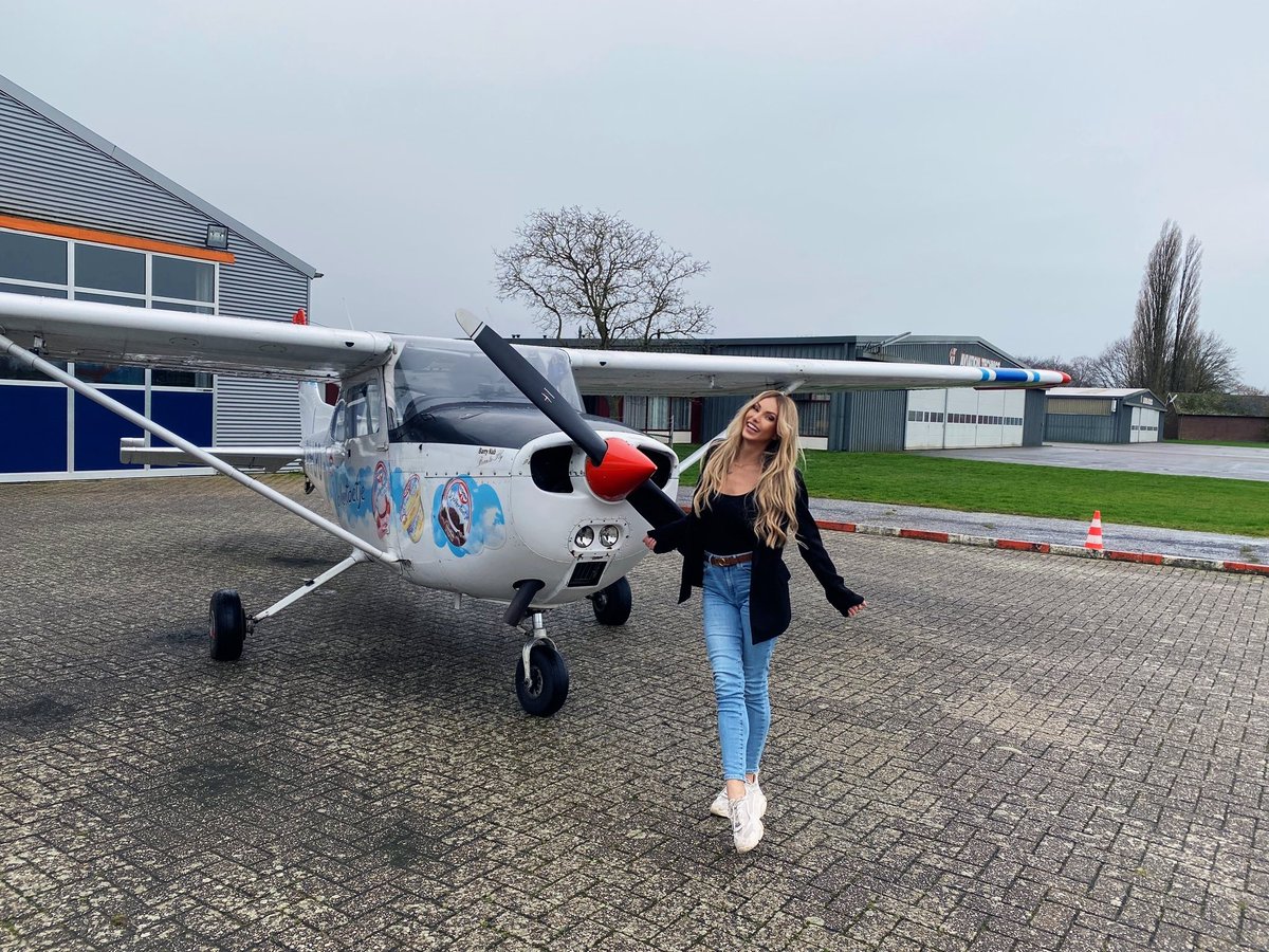 RoxyS89's tweet photo. Let's fly together and get a member from the high miles club✈️👉👌
Retweet if you like that idea 😈
#highmileclub #onlyfansgratis #onlyfans_girl #fancentro https://t.co/zyJiDMmlRl