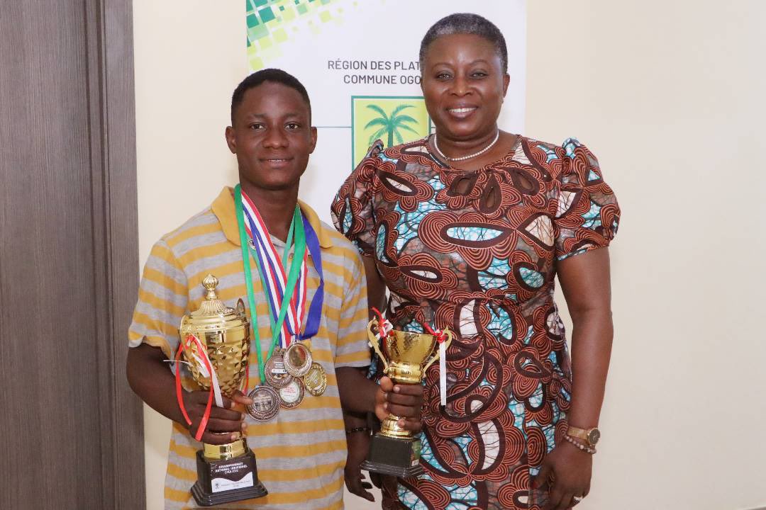 #Atakpame
#Chess

Aujourd’hui, j’ai rencontré un champion.

J’ai eu le plaisir de recevoir à la mairie <a href="/ThierryEgbe/">Thierry</a>, notre jeune prodige local, champion national d’échecs 2022.

Étudiant en sciences économiques &amp; de gestion, il fait la fierté de sa mère et de sa commune.

Bravo !