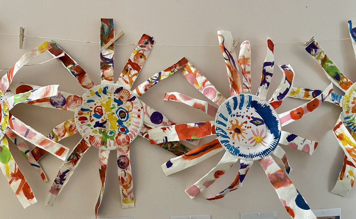 LVive1's tweet photo. Notre expo idéale se poursuit avec les Gs . Des soleils plus raffinés dans le geste graphique . #artsvisuels #graphisme #hervétullet #soleil #expressionlibre #projetcollectif. https://t.co/srVRpGQlac