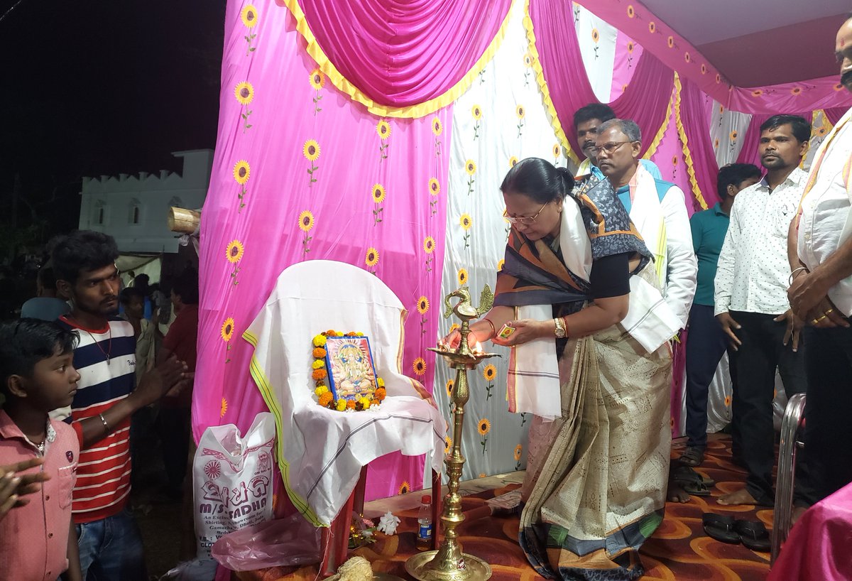 MadhuAgrawalla2's tweet photo. ଆଜି #ପାଟକୁରା ନିର୍ବାଚନ ମଣ୍ଡଳୀ ଅନ୍ତର୍ଗତ ଡେରାବିଶ ବ୍ଲକର କୁରୁଜଙ୍ଗ ଗ୍ରାମପଞ୍ଚାୟତର ନୂଆଗାଁ ଠାରେ ଆୟୋଜିତ ହୋଇଥିବା NCC PREMIER LEAGUE -2023 ରେ ମୁଖ୍ୟ ଅତିଥି ଭାବେ ଯୋଗ ଦେଇ ଟୁର୍ଣ୍ଣାମେଣ୍ଟର ଉଦ୍ଘାଟନ କରିଲି ଓ ସମସ୍ତ ଖେଳାଳି ମାନଙ୍କୁ  ପ୍ରୋତ୍ସାହିତ ମଧ୍ଯ କରିଲି। #Patkura #Derabis #Kendrapara https://t.co/lLjjcHoge3