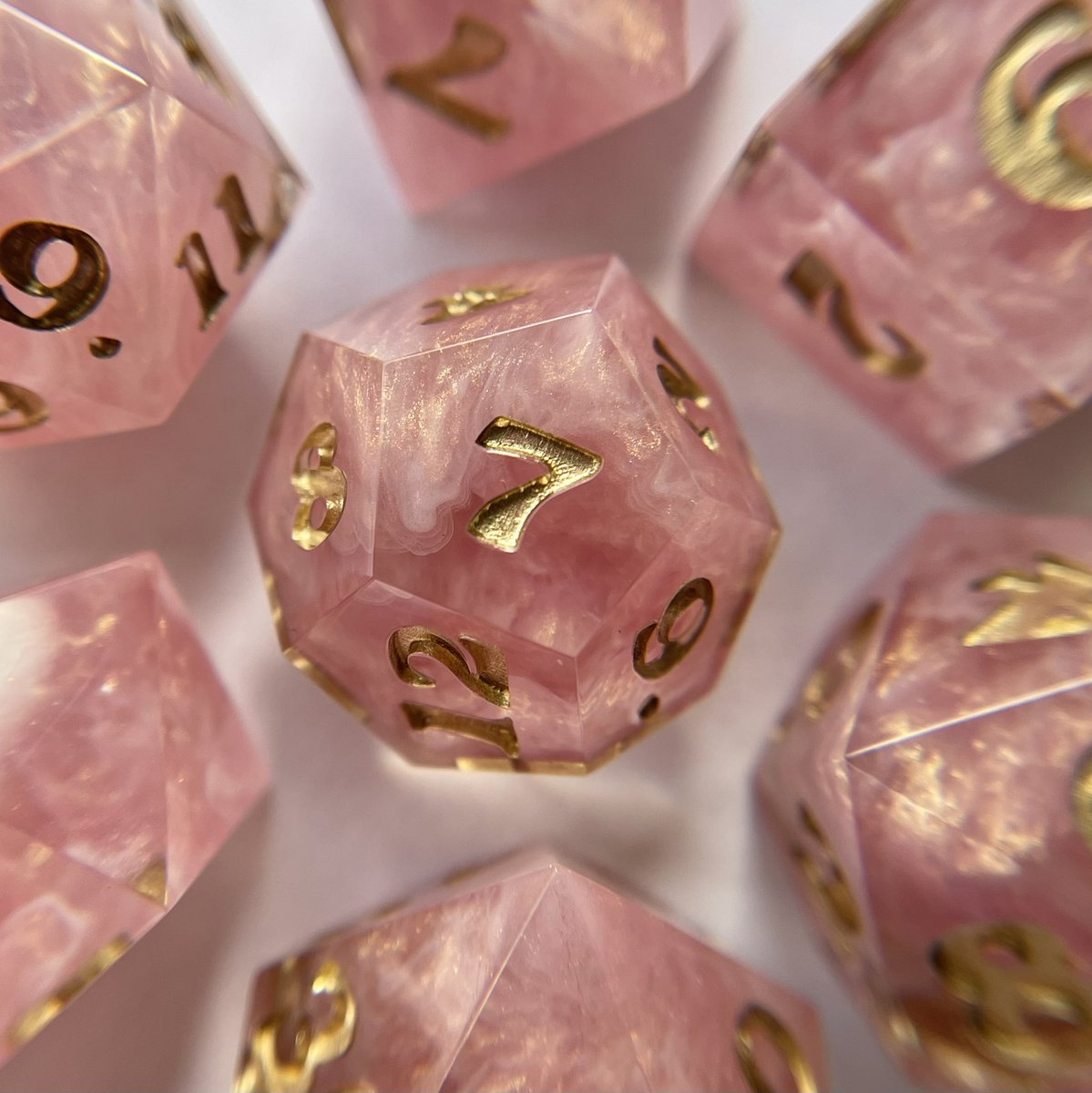 spellbounddice's tweet photo. pink &amp; gold 🌺✨

#dnd #dice #dndart #ttrpg https://t.co/IHVfRBpZPE