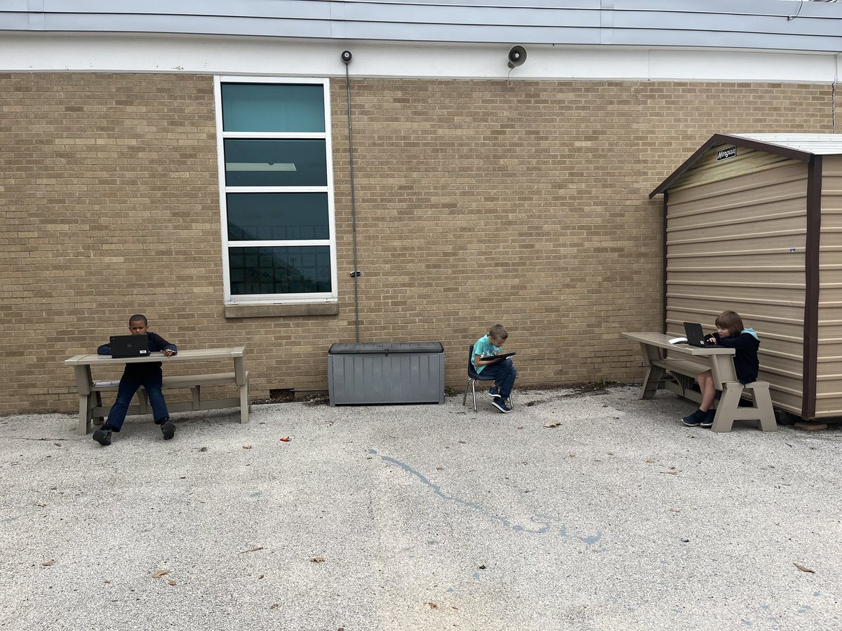 Medlin_3rdGrade's tweet photo. Outdoor learning is good for the soul. #ThirdGrade #Minions #FSHE https://t.co/I2PzyJTFIC