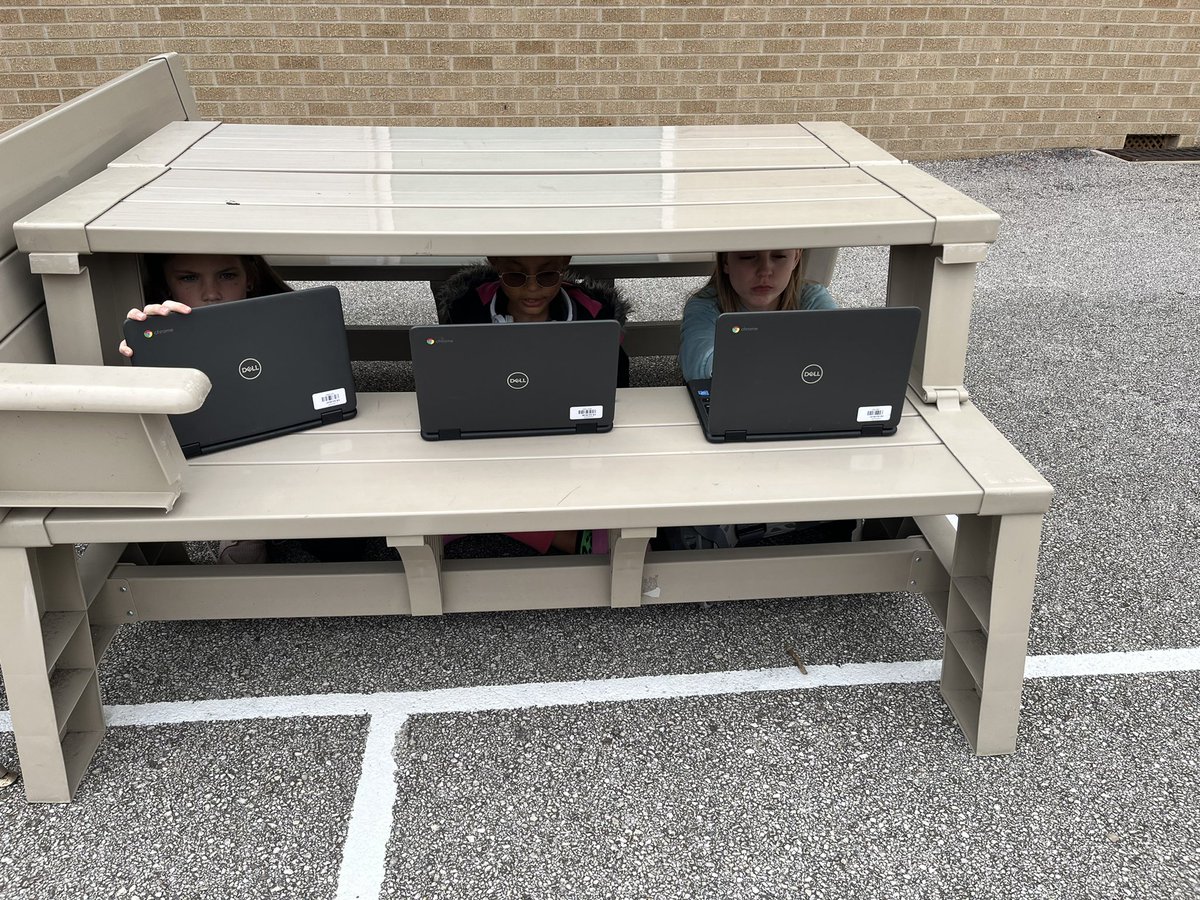 Medlin_3rdGrade's tweet photo. Outdoor learning is good for the soul. #ThirdGrade #Minions #FSHE https://t.co/I2PzyJTFIC
