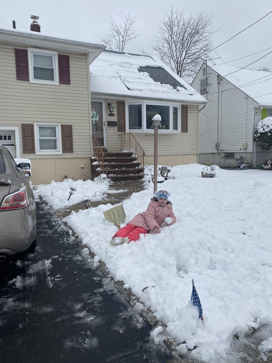 Gpk_bskilley's tweet image. #snowday For Everyone Today! #njsnow Armani enjoying the snow for the first time. The Other 2 🐕 are to busy enjoying the family room