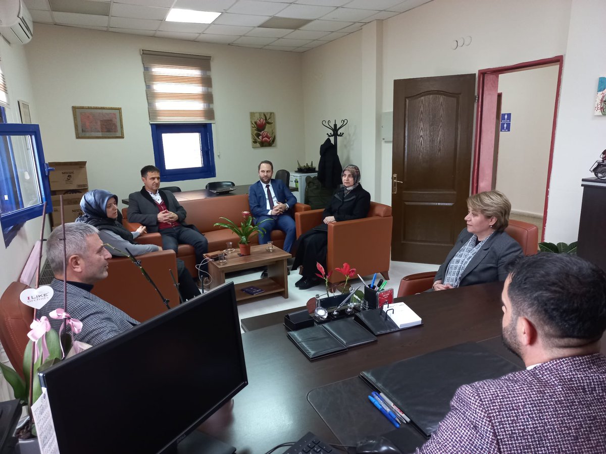 recepkayatr's tweet photo. Gebze KYK Müdürü Mustafa Bilgiç’i İl Kadın Kolları Başkanımız Yasemin Özdemir, İlçe Kadın Kolları Başkanımız Habibe Çırak ve yönetimimizle ziyaret ettik. https://t.co/VsLcvUijGe