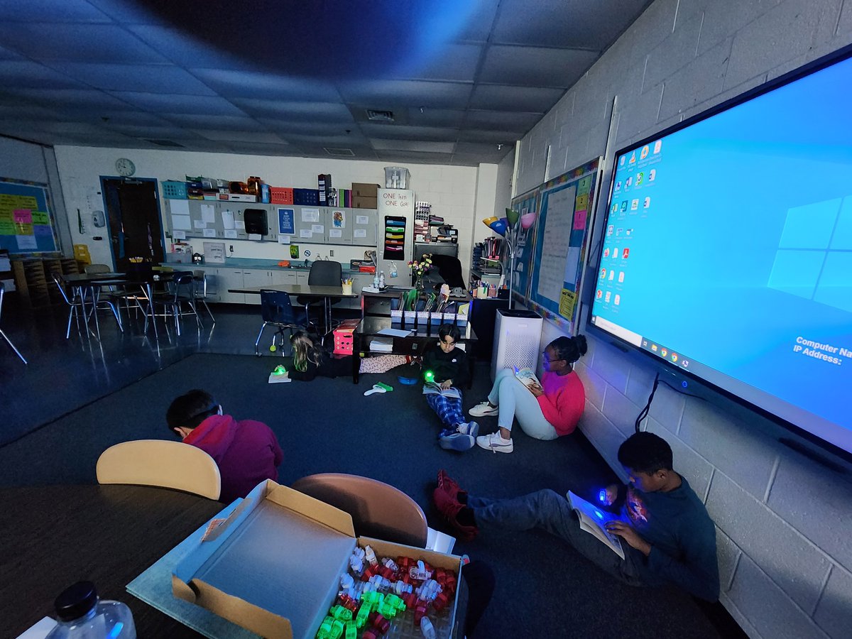 Mrs_Moore_fcps's tweet image. D.E.A.R. 5th graders flashlight reading their favorite books!  #MoESGators #ReadingForEnjoyment