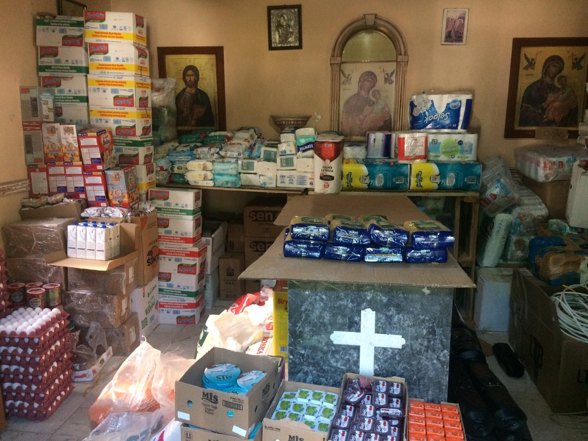 15 gün boyunca günde 12.000 kişiye aş pişti o kilisede. Gece gündüz demeden sırtımızda taşıdık bu erzakları, hala da günde yüzlerce kişiye erzak dağıtıyoruz. Kilisenin bahçesinde banklarda uyuduk sırf hayatta kalan bizlere sıcak bir çorba vermek için. Ve siz katıksız ZALİMSİNİZ!