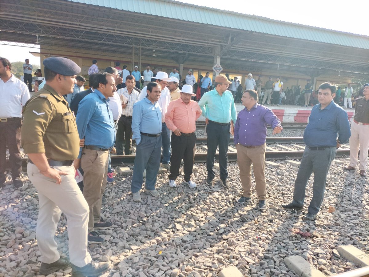 CPRONCR's tweet image. आज दिनांक 28.02.23 को मण्डल रेल प्रबंधक श्री आशुतोष जी की अध्यक्षता में &quot;अमृत भारत स्टेशन योजना&quot; के तहत चयनित स्टेशनों के संपूर्ण विकास व उच्चीकरण के क्रम में ओरछा तथा टीकमगढ़ स्टेशन का गहन निरीक्षण और कार्यों की समीक्षा की।

#StationRedevelopment
#NayeBharatKaNayaStation