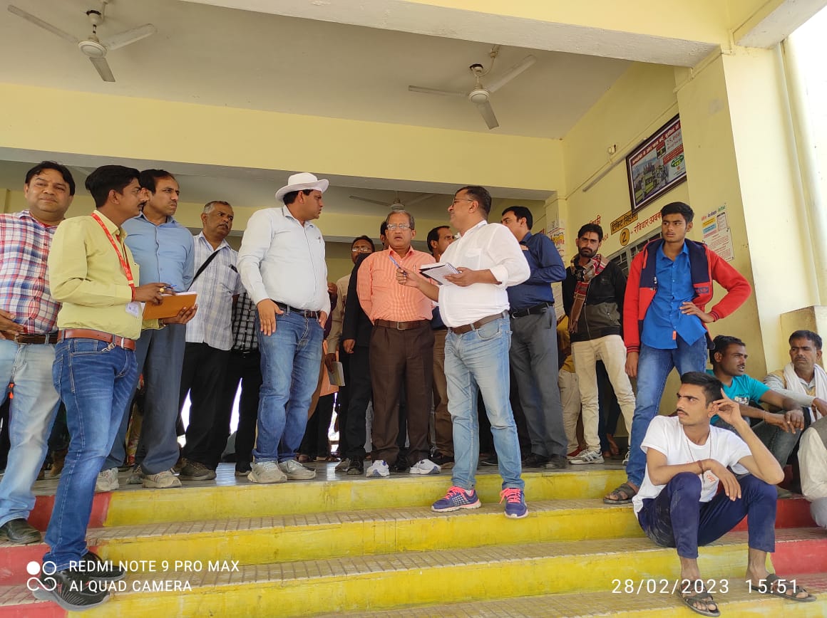 CPRONCR's tweet image. आज दिनांक 28.02.23 को मण्डल रेल प्रबंधक श्री आशुतोष जी की अध्यक्षता में &quot;अमृत भारत स्टेशन योजना&quot; के तहत चयनित स्टेशनों के संपूर्ण विकास व उच्चीकरण के क्रम में ओरछा तथा टीकमगढ़ स्टेशन का गहन निरीक्षण और कार्यों की समीक्षा की।

#StationRedevelopment
#NayeBharatKaNayaStation