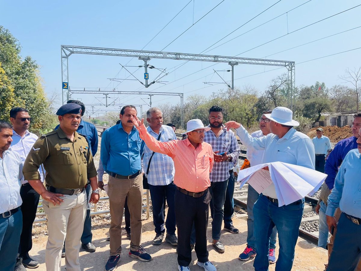 CPRONCR's tweet image. आज दिनांक 28.02.23 को मण्डल रेल प्रबंधक श्री आशुतोष जी की अध्यक्षता में &quot;अमृत भारत स्टेशन योजना&quot; के तहत चयनित स्टेशनों के संपूर्ण विकास व उच्चीकरण के क्रम में ओरछा तथा टीकमगढ़ स्टेशन का गहन निरीक्षण और कार्यों की समीक्षा की।

#StationRedevelopment
#NayeBharatKaNayaStation