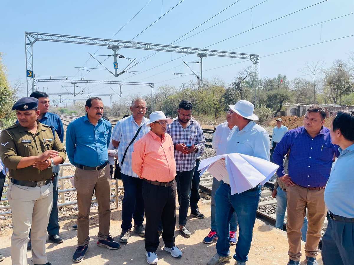 CPRONCR's tweet image. आज दिनांक 28.02.23 को मण्डल रेल प्रबंधक श्री आशुतोष जी की अध्यक्षता में &quot;अमृत भारत स्टेशन योजना&quot; के तहत चयनित स्टेशनों के संपूर्ण विकास व उच्चीकरण के क्रम में ओरछा तथा टीकमगढ़ स्टेशन का गहन निरीक्षण और कार्यों की समीक्षा की।

#StationRedevelopment
#NayeBharatKaNayaStation