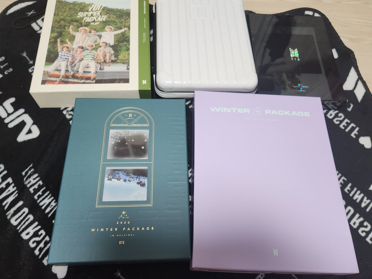 Cooing_515's tweet photo. 방탄 썸머패키지 +윈터패키지 양도 합니다
2017 썸머패키지 3.0
2018 썸머패키지 2.0
2019 썸머패키지 2.0
2020 윈터패키지 2.0
2021 윈터패키지 3.0
일괄 10에 양도 해요! (+택배비 4천원 별도)
#방탄소년단 #BTS #방탄굿즈  #방탄양도 #방탄굿즈양도  #BTS #BTSMD #BTS양도  #양도 https://t.co/eNamUM8qeK